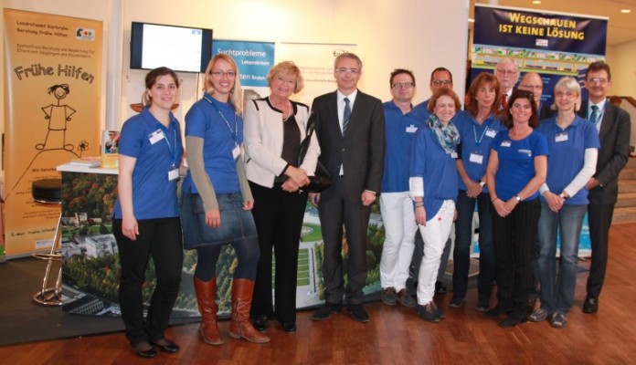 Landrat Dr. Christoph Schnaudigel (Bildmitte), besuchte gemeinsam mit dem Geschäftsführer der AOK, Harald Röcker (5.v.l.) und Sozialdezernent Peter Kappes (rechts) den Stand des Landkreises beim 19. Deutschen Präventionstag.